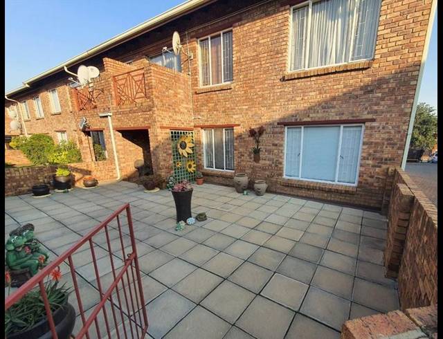 2 BEDROOM TOWNHOUSE FOR SALE IN BARTLETT